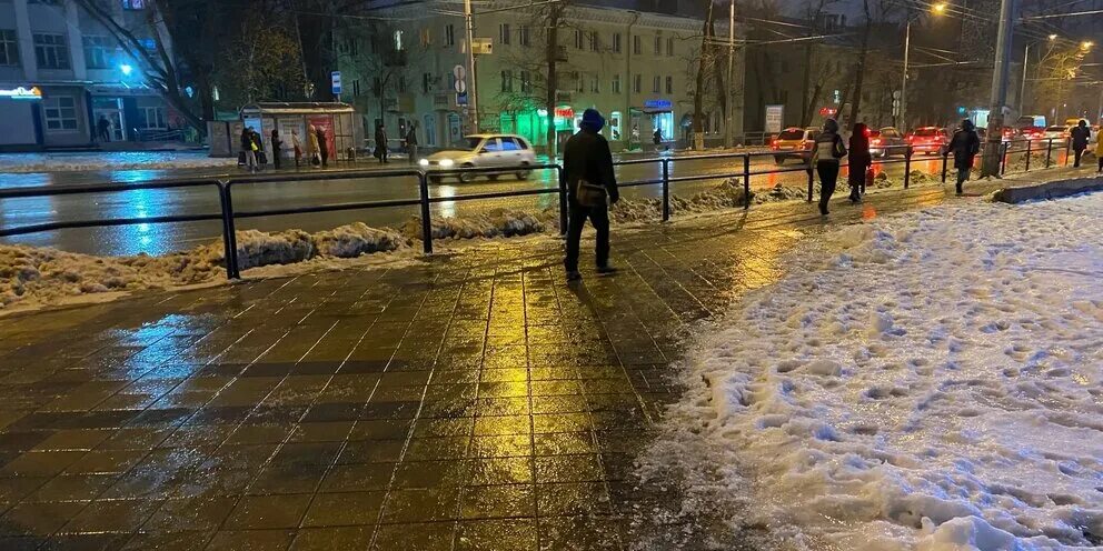 Снегопад в городе. Гололед в Самаре. Мокрый снег гололед. Дождь в декабре.