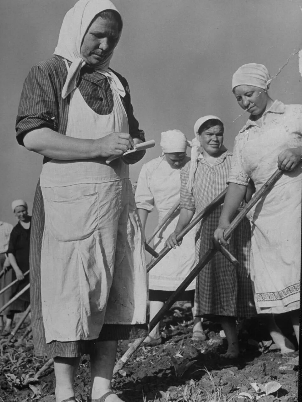 колхоз 1930 коллективизация. крестьяне ссср 30-е. крестьяне в советское время. крестьянин в лаптях. крестьяне в колхозе.