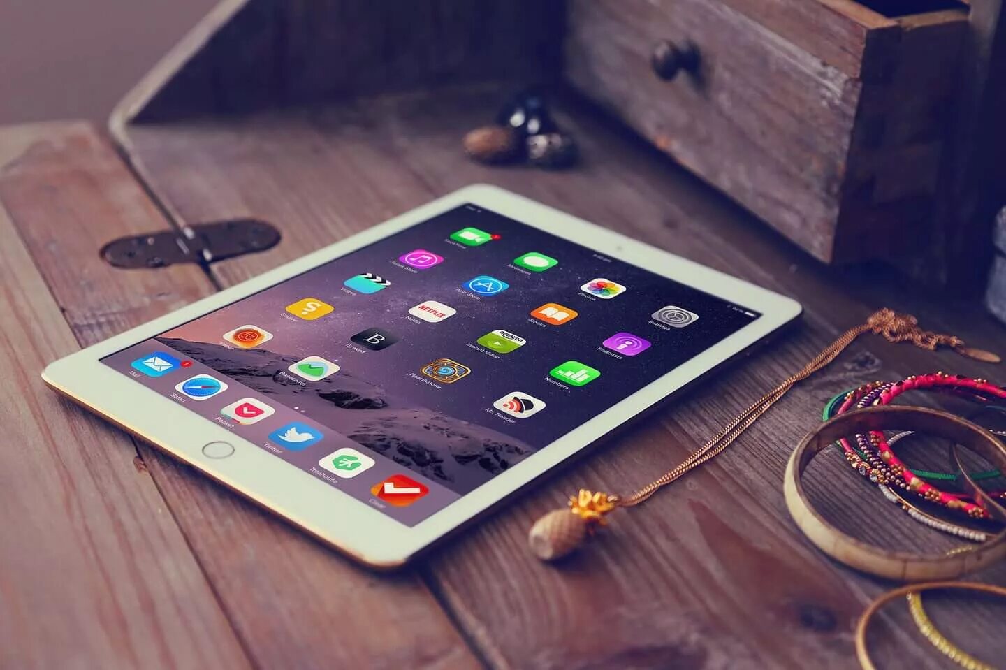 Эстетичный планшет. Красивые планшеты. планшет на столе. ipad на столе. планшет на столе красиво.