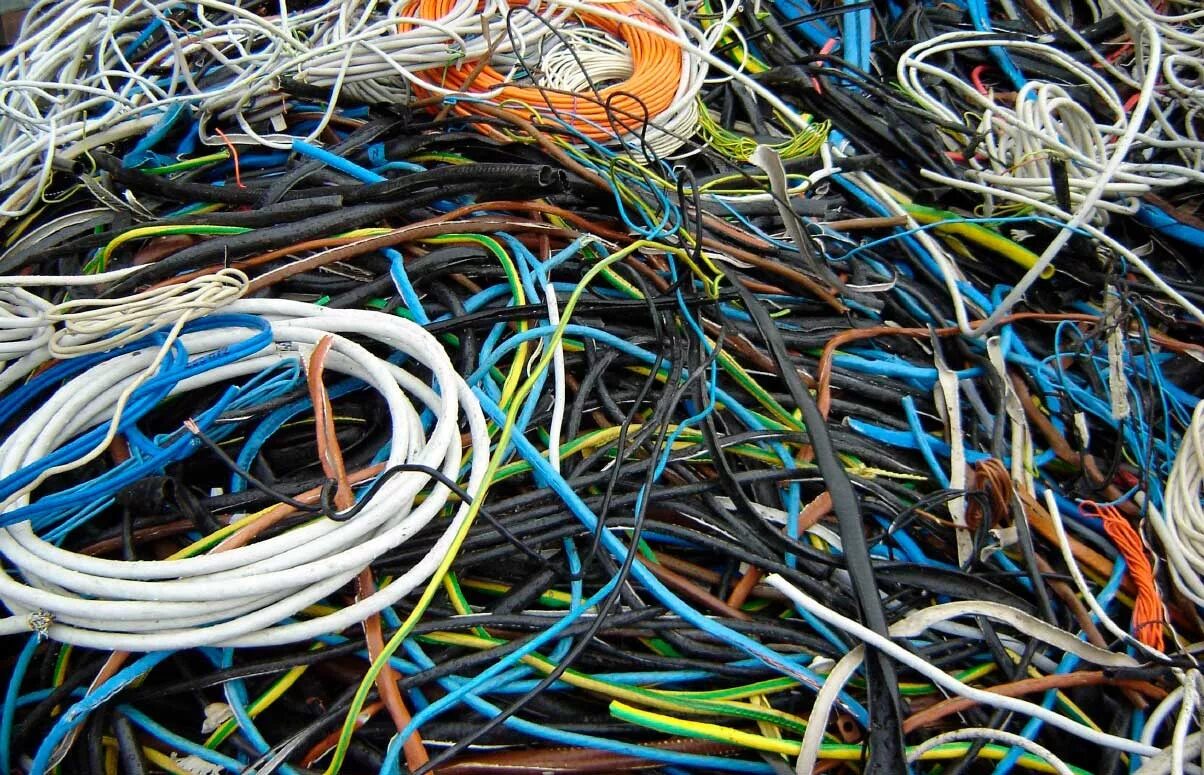 Куча проводов. Куча кабелей проводов. Провода много. Старые провода.