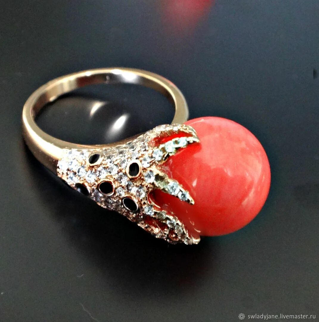 Розовый коралл украшения. Кольцо с кораллом и бриллиантами. Кольцо с кораллом в серебре. Серьги окинава коралл жемчуг. Ювелирочка серьги с кораллом золотые.