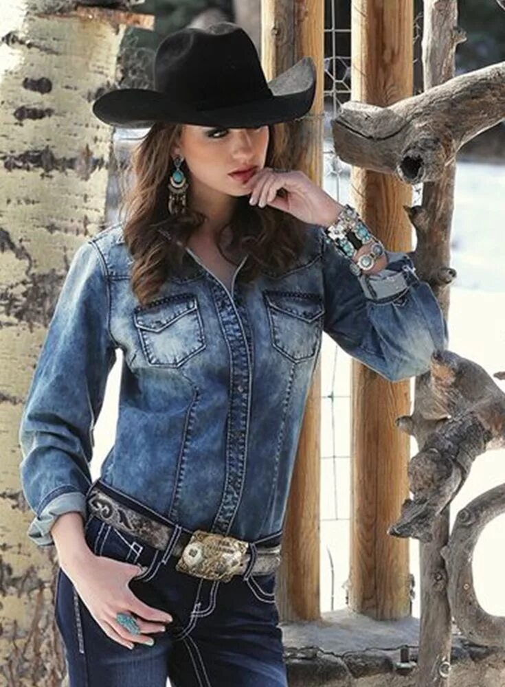 Ковгерл дикого Запада. Brunette cowgirl