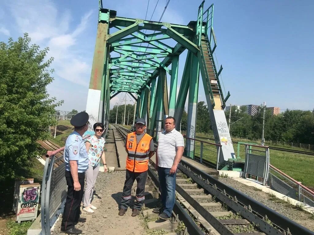 Люберцы 1 железнодорожный. Железная дорога мост. железнодорожный мост люберцы. люберецкий жд мост. люди на железнодорожном мосту.