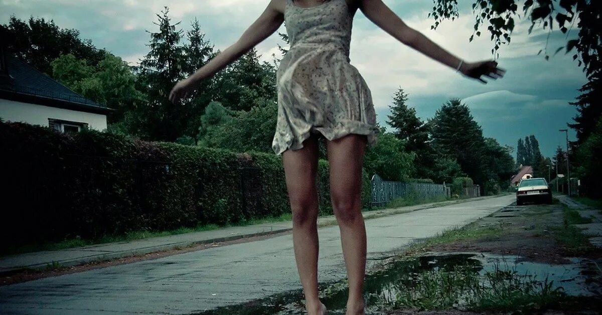 Песня девочка босиком. Тропинка для детей. Кира сазонова босиком. Босая в лесу. Девочка идет.