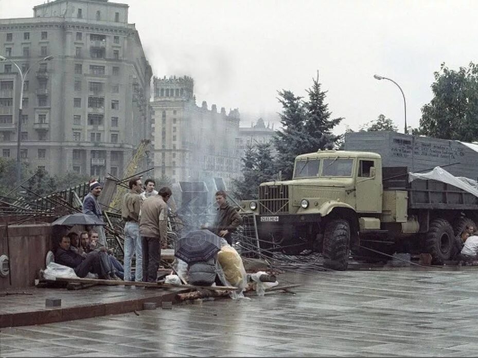 Москва 1991. Путч 1991. баррикады в москве 1991. гкчп 1991 баррикады. августовский путч 1991 баррикады.