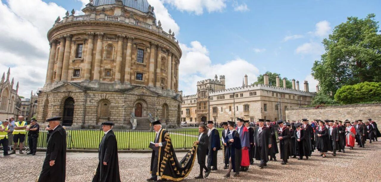 Politics oxford. Оксфорд англия университет. Территория оксфордского университета. Politics oxford. Сити-оф-оксфорд.