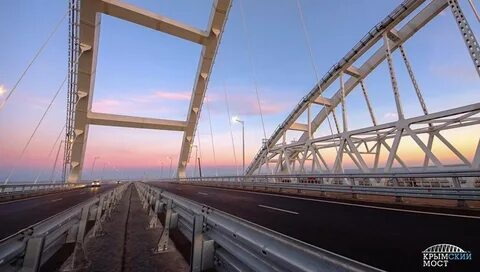 На построенном мосту время