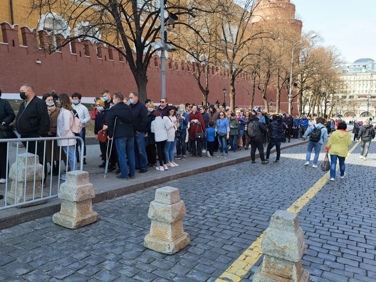Август войдет в историю. Москва мавзолей Ленина очередь. Очередь в мавзолей Ленина 2021. Очередь в мавзолей Ленина. Москва красная площадь очередь к мавзолею в.и.Ленина.