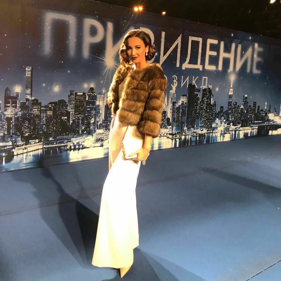 Бузова купила шубу. Бузова купила шубу. Мерседес бузовой. Шубы норковые на знаменитостях. Дом дмитрия тарасова.