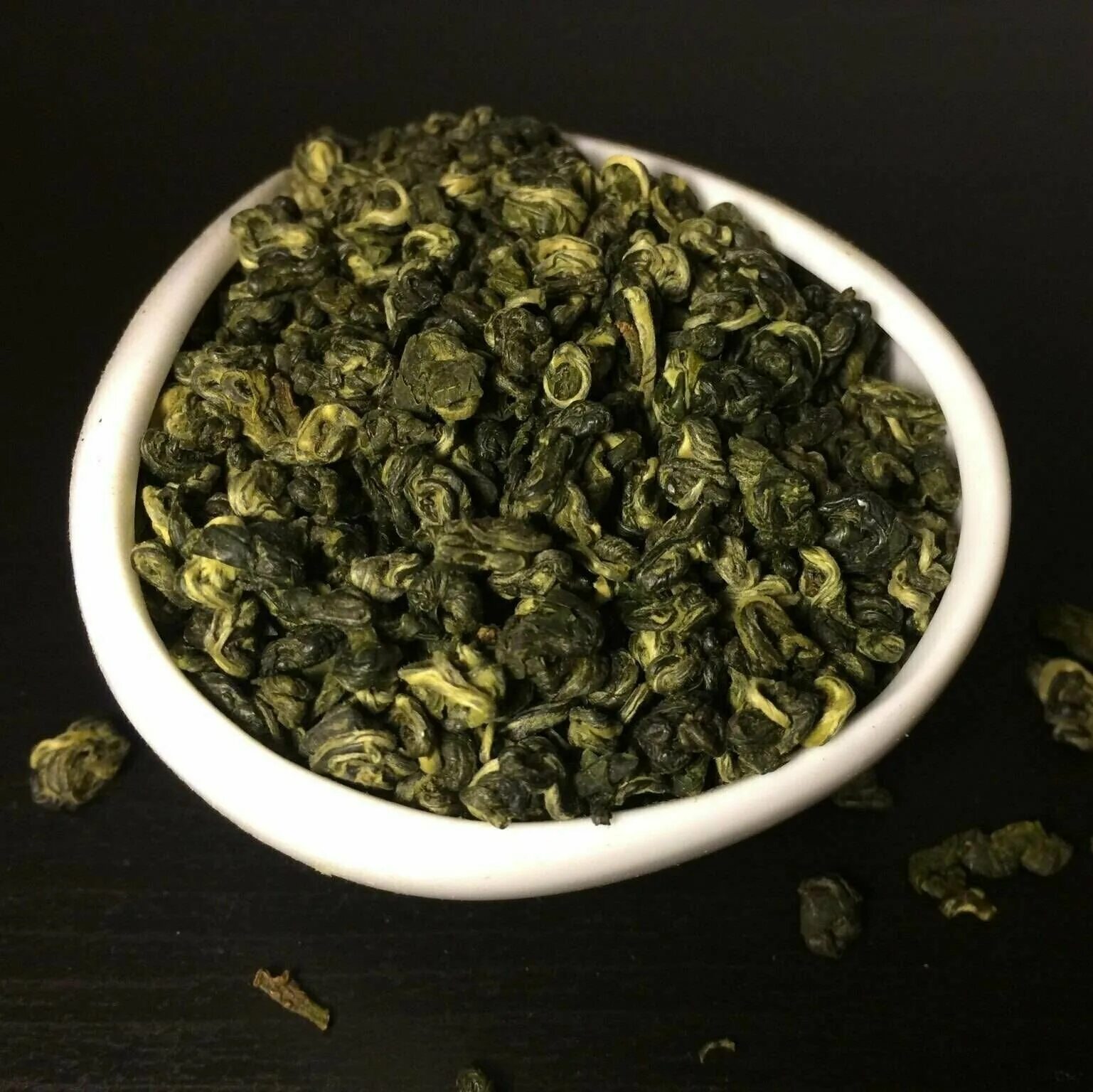 Где купить китайский чай. Дунтин Билочунь. Чай зеленый би ЛО Чунь. Зеленый чай би-ЛО Чунь («Изумрудные спирали весны»). Китайский чай Билочунь.