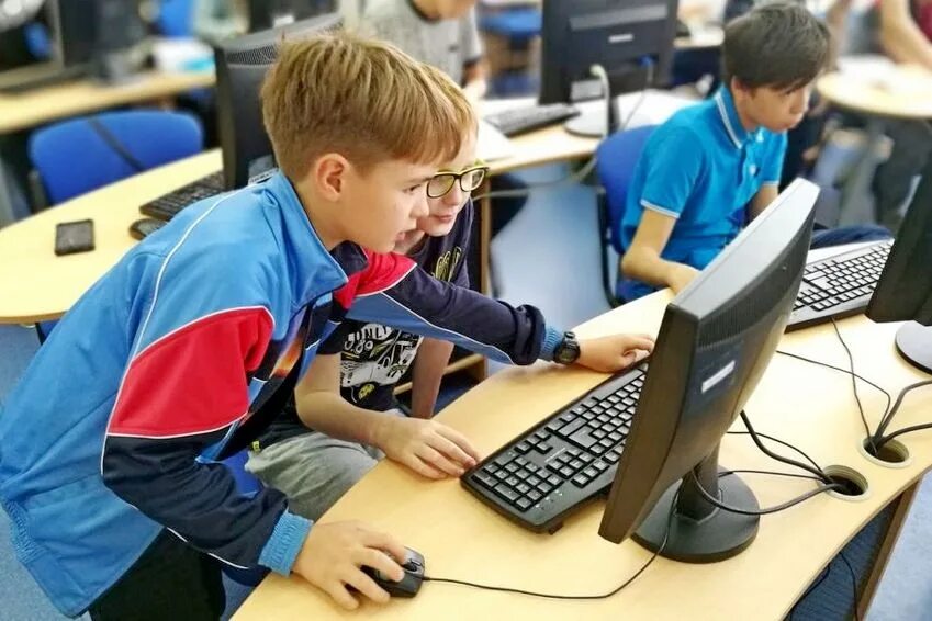 1 класс 1 ученик 1 компьютер. Компьютер в школе. Компьютер для школьника. Дети в компьютерном классе. Школьники на информатике.
