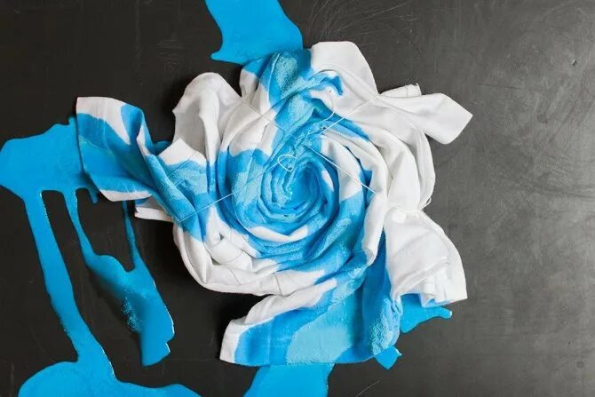 Окрашивание футболки. Ткань для футболок. Покрасить футболку. Окрашивание ткани. Рисование в технике тай дай.