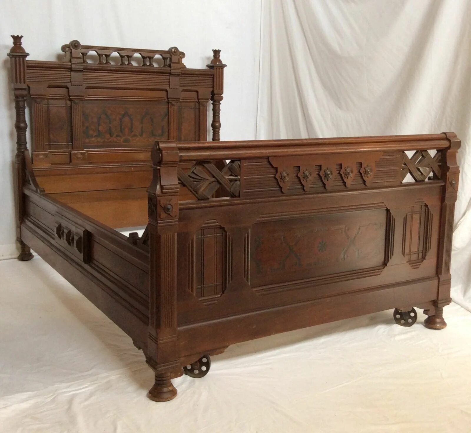 Куплю старые кровати. Старая деревянная кровать. Деревянные кровати из массива. Старинные кровати из дерева. Деревянная кровать в ретро стиле.