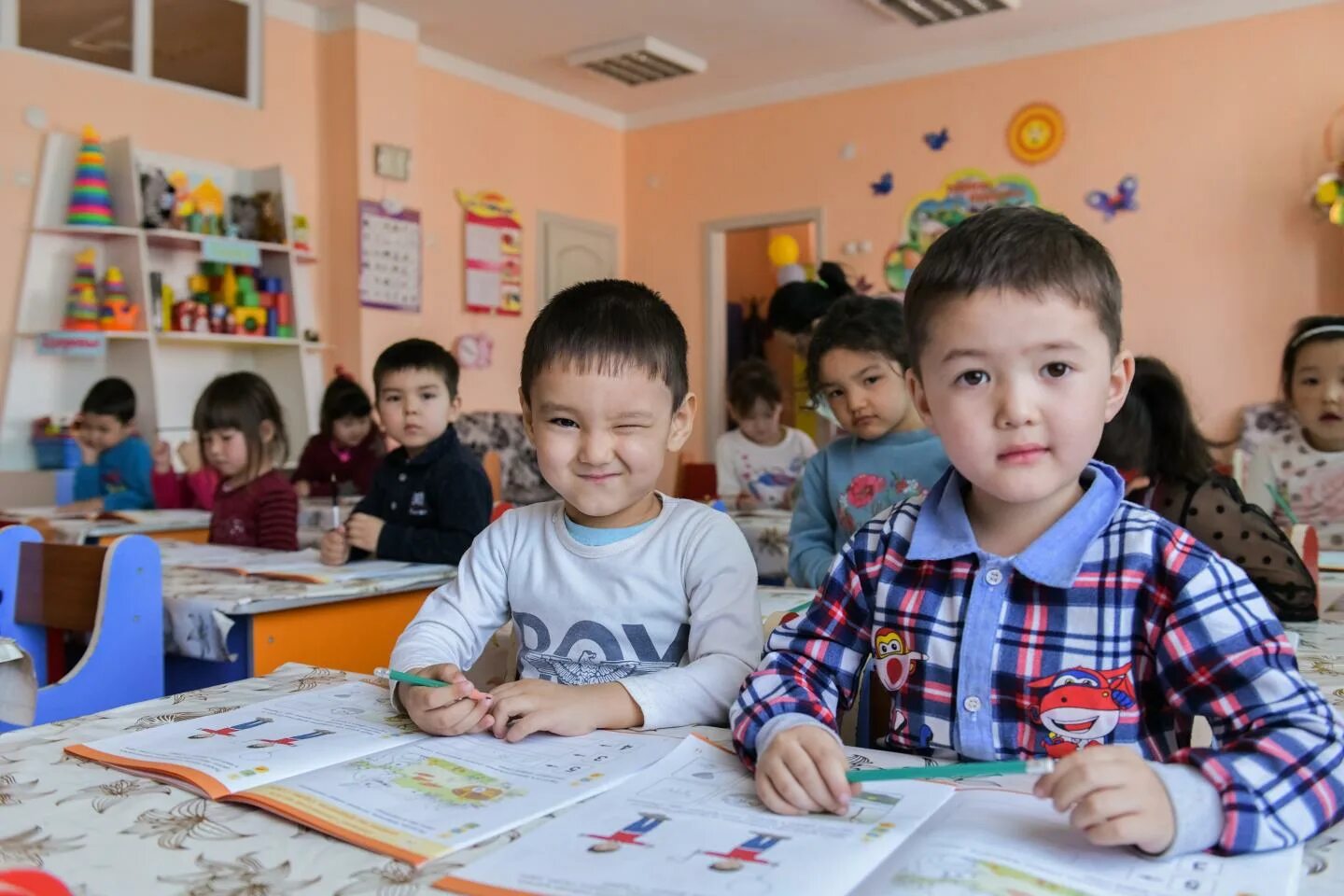 Картинка дети казахстана. Дошкольное образование в Казахстане. Детям о Казахстане в детском саду. Казахские дети детский сад. Садики в Казахстане.