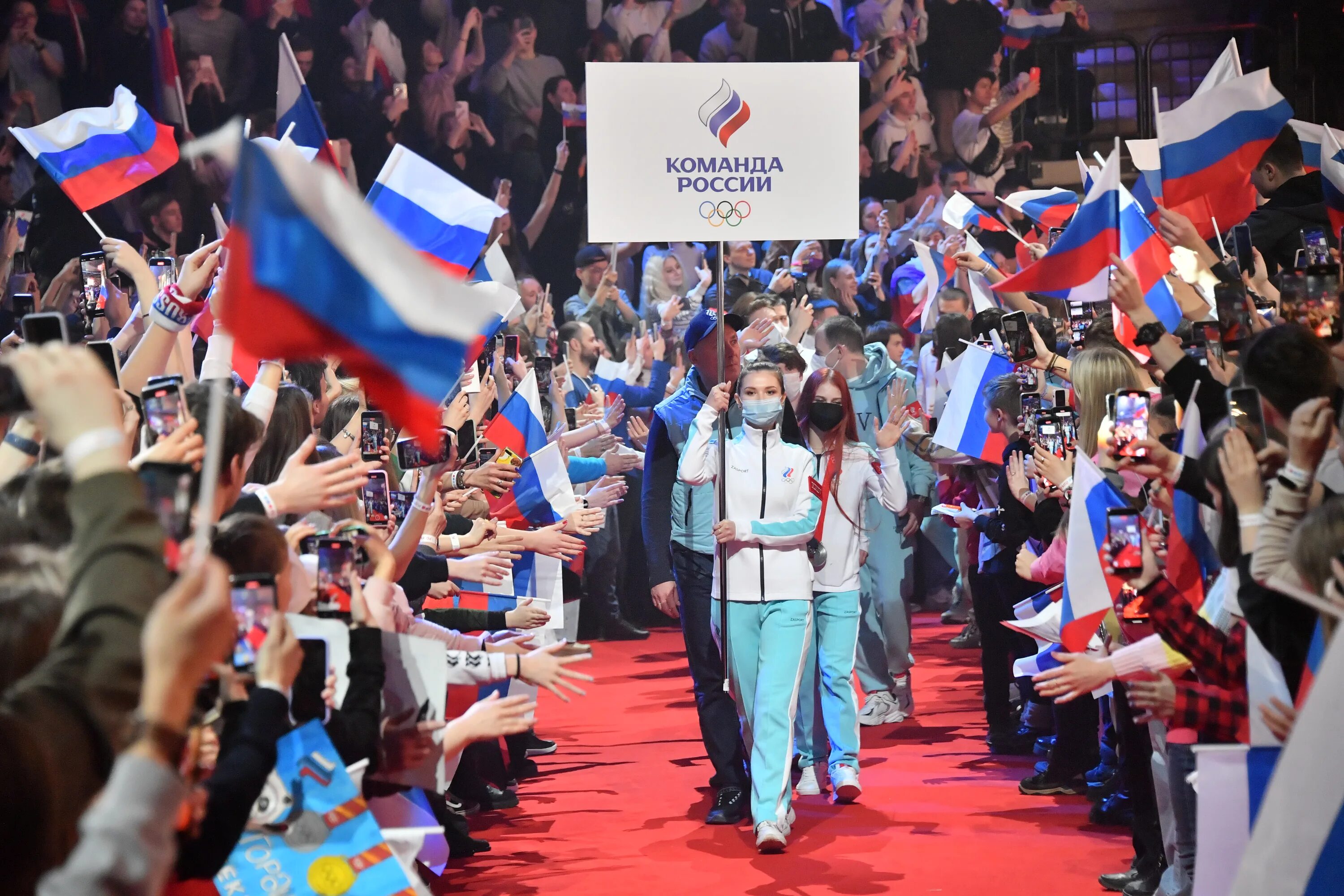 Спортсмен с флагом. Международные спортивные соревнования. Флаг России на спортивных соревнованиях. Олимпийские игры в России.