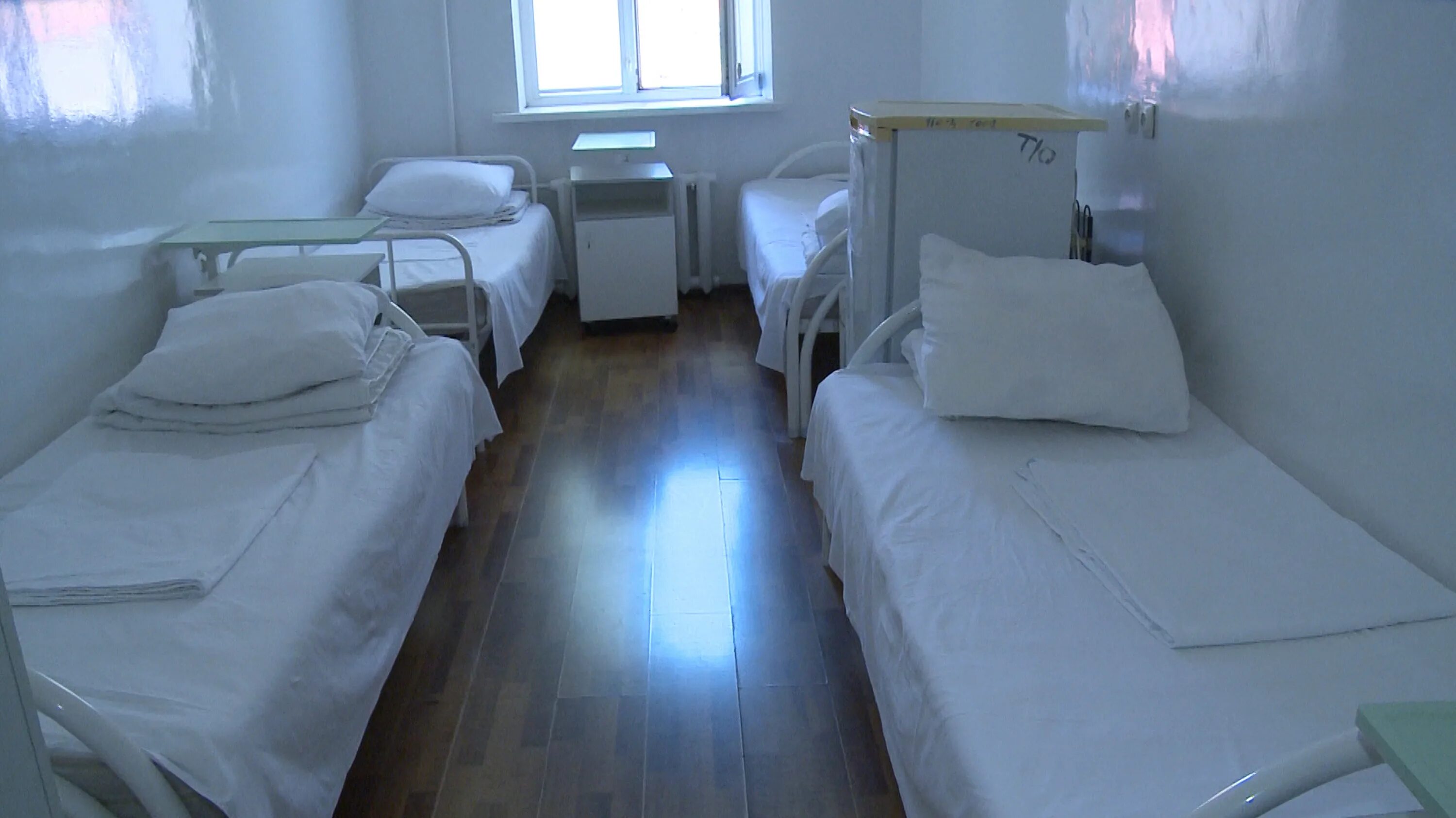 койка в больнице. палата в больнице. дневной стационар. больничная койка в больнице. госпиталь ,,камир, камер вышний.