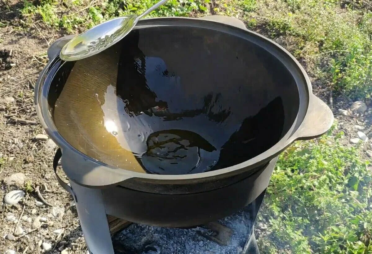 обожженный казан. казан чугунный обожженный. прокалить казан из чугуна. клеймо казан чугунный наманган. обжиг казана чугунного.