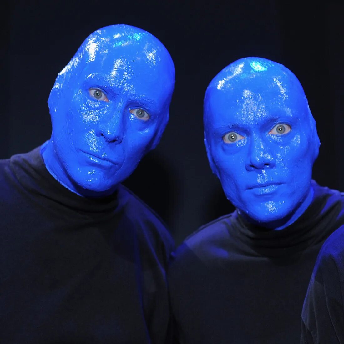 Где есть синий. Блю мен групп. Blue man группа без грима. Blue man Group участники. Блю Мэн груп без масок.