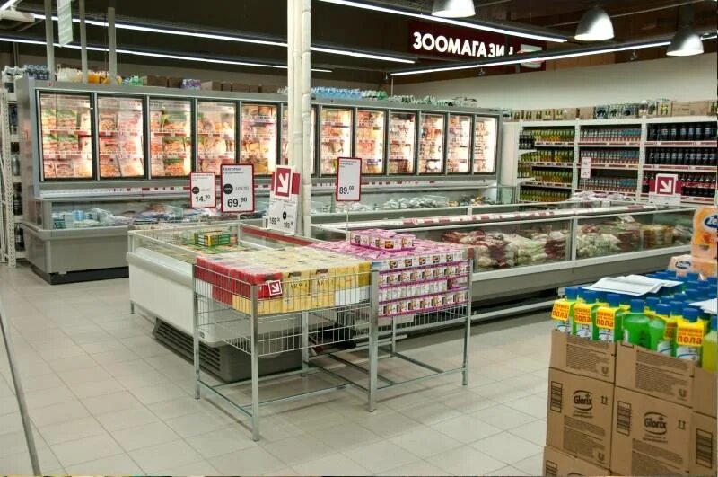 Человек с продуктами. Сетевые супермаркеты. Числа в магазине. Сеть магазинов оливье рязань. Числа в магазине.