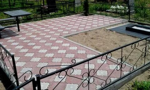 Брусчатка на кладбище