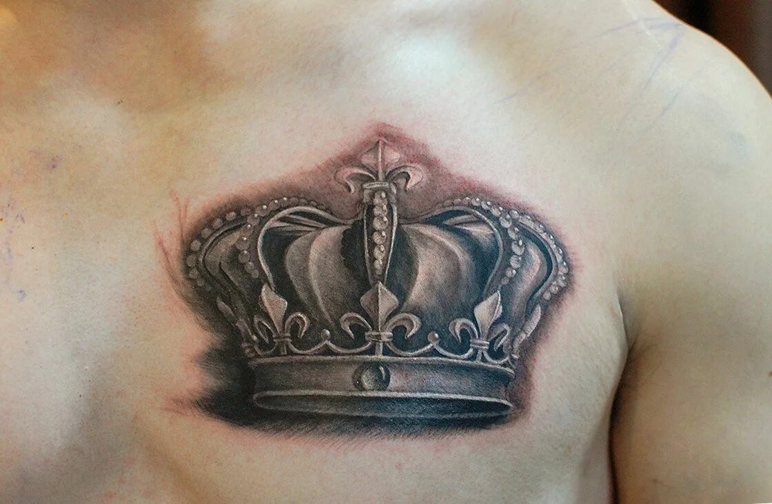 Корона тату мужчин. Татуировки на грудь. Тату корона на груди. Тату корона на грудине мужские. Тату корона мужская.