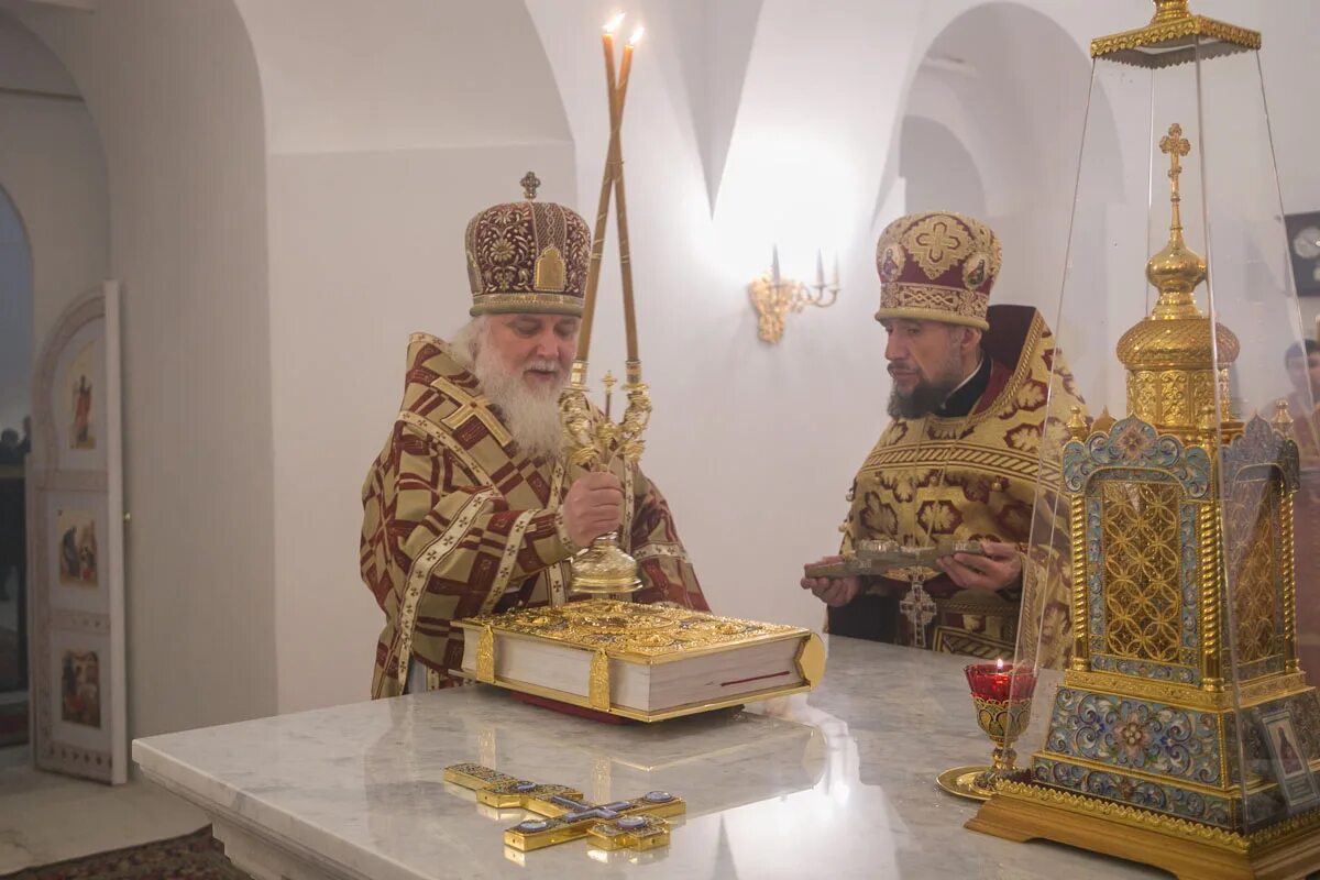 совершил освящение