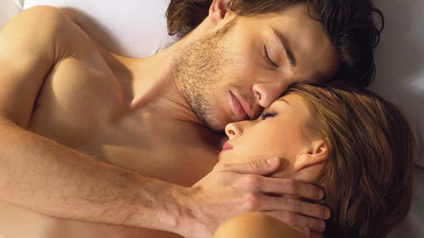 Близость влюбленных. Утренний поцелуй. Страстные объятия. Близость влюбленных. Красивое занятие любовью.