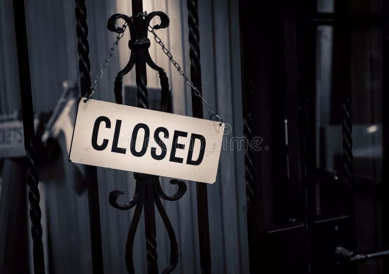 Табличка закрыто. Табличка закрыто на двери. Табличка closed на двери. Дверь с надписью закрыто.