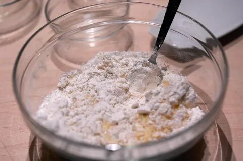 Масло затем добавляем сахар соль