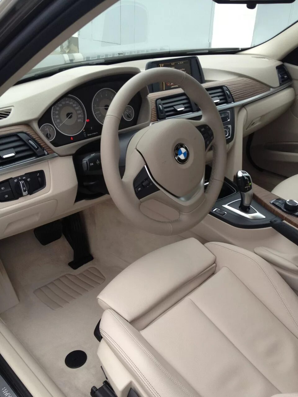 BMW 5 белый салон. BMW x3 2013 салон. BMW x1 2012 белый салон. BMW x3 белый салон. Купить бмв с салона