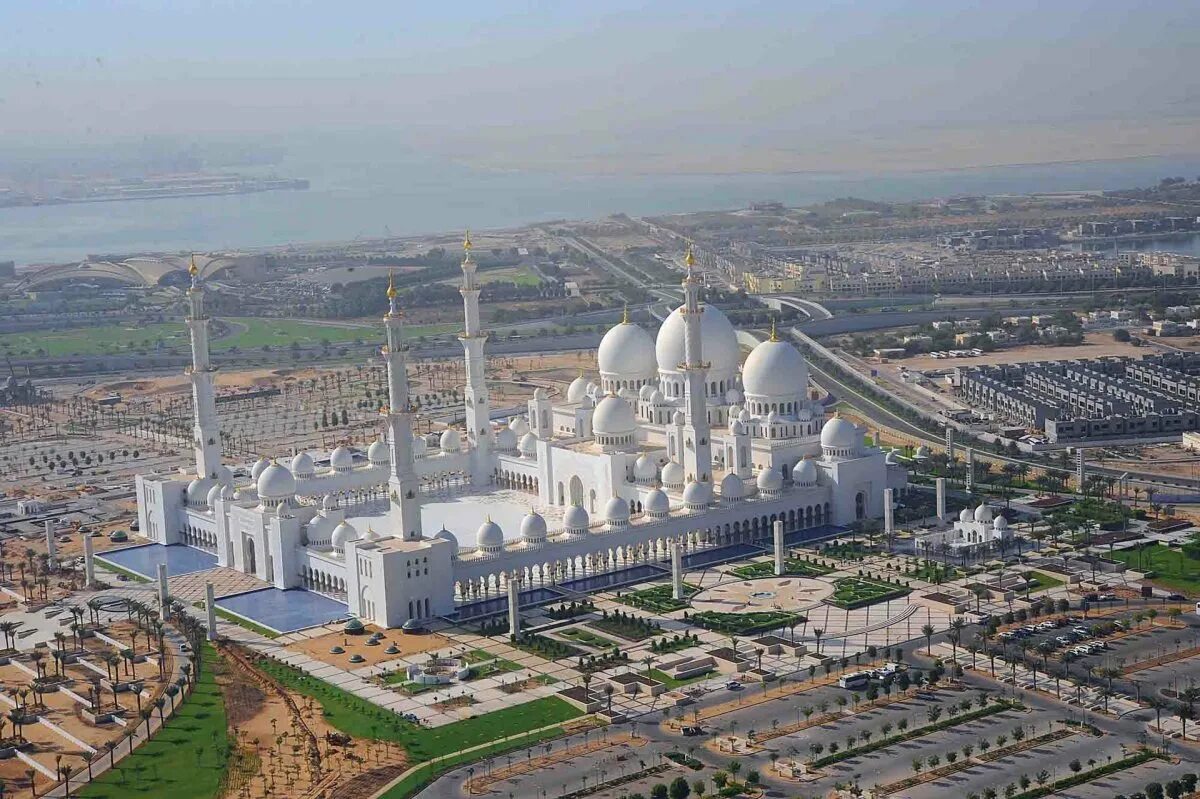 Самые крупные мечети. Мечеть шейха Зайда Абу-Даби. Мечеть в Дубае Абу Даби. Белая мечеть в Абу-Даби. Мечеть в Дубае шейха Зайда.
