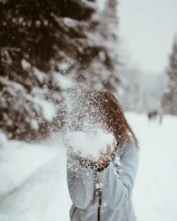 Голая девушка зимой на снегу