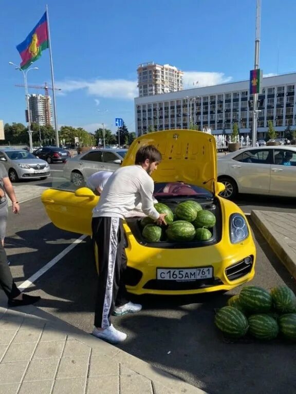 Арбузы в краснодаре. Машина Арбуз. Тачка с арбузами. Машина груженная арбузами. Машина для арбузов.