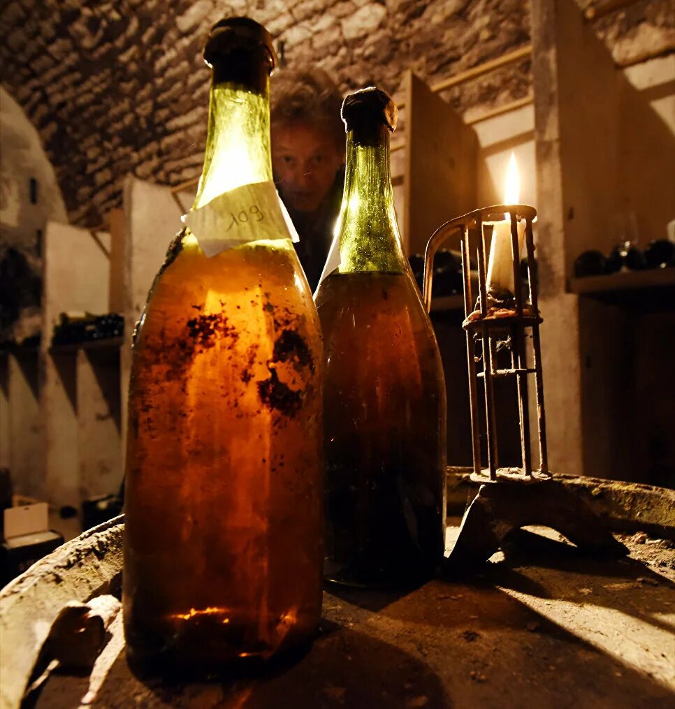 Самое первое вино. Старинные бутылки. Старинные Винные бутылки. Старинная бутылка вина. Старое вино в бутылке.