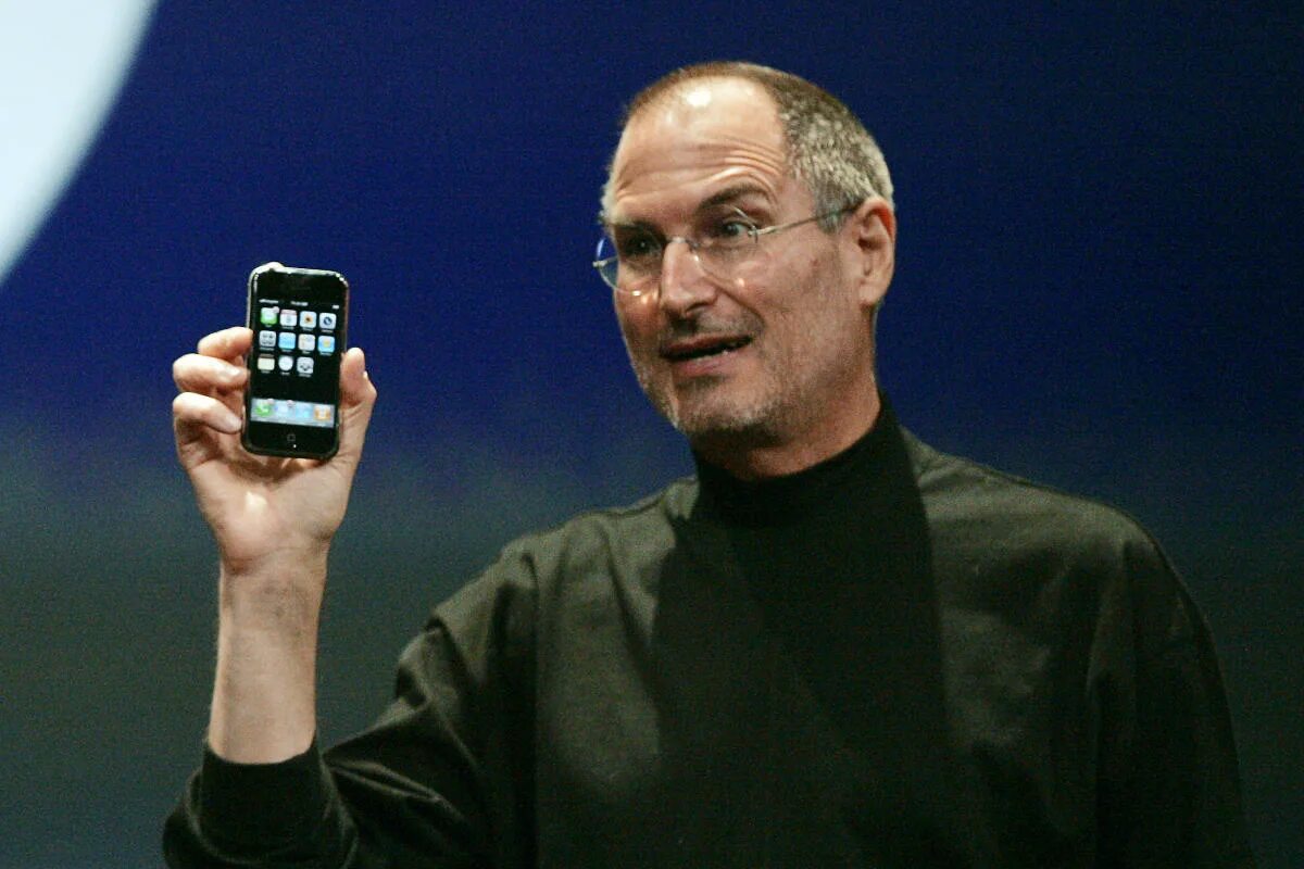 Steve jobs introduces iphone in 2007 speech. Стив джобс iphone 1. стив джобс 2007. стив джобс с айфоном. стив джобс 2.