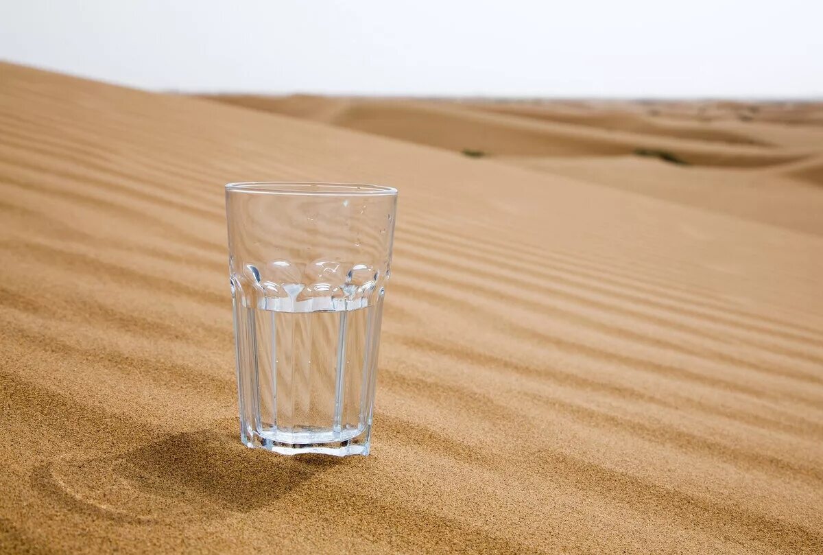 Пустыня жажда. Стакан воды в пустыне. песок в стакане. жажда воды в пустыне. бокал в пустыне.