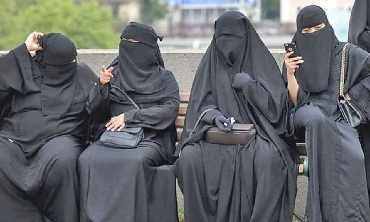 Бурка у мусульманок. Чадра. Три девушки в хиджабе. Металлический никаб.