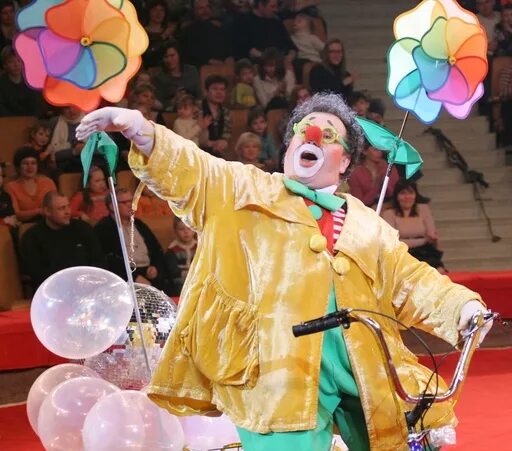 Клоун 2009. Цирк шапито клоуны. Клоун в цирке. Клоун из цирка. Фестиваль клоунов.
