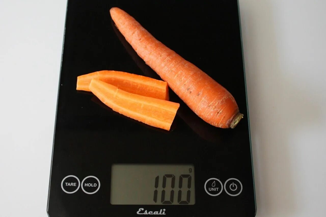 Сколько гр морковь. Вес 1 моркови средней. 100 Гр моркови. 80 Грамм моркови это. Морковь средний вес 1 шт.
