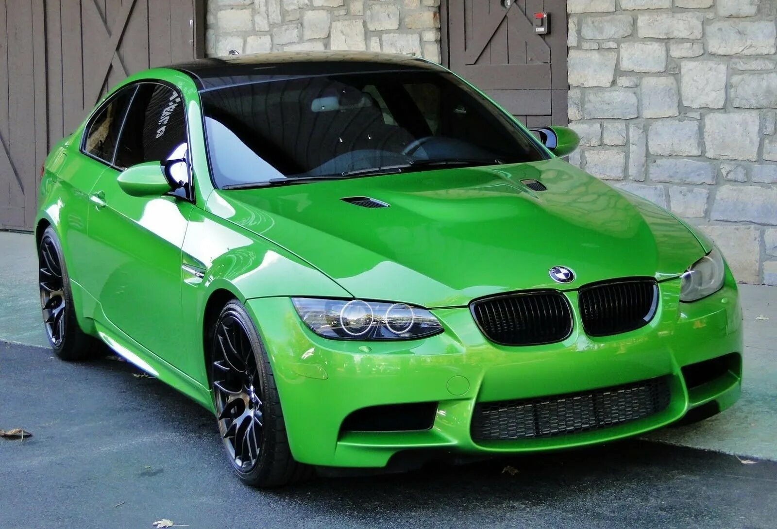 Автомобили с пробегом зеленый. BMW e92 зеленая. BMW m3 Green. BMW e90 зеленый. BMW 3 e90 Green.