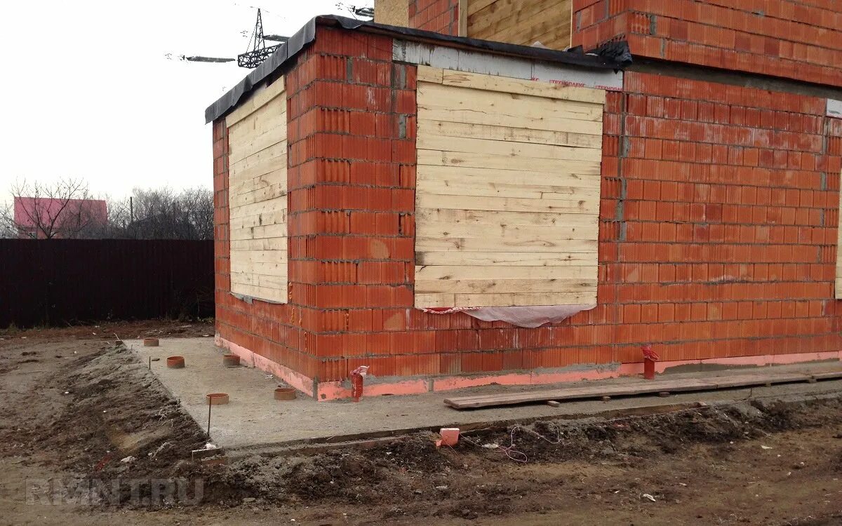 Закрыть дом на зиму. Консервация оконных проемов на зиму. Консервация дома без крыши на зиму. Консервация фундамента. Дом из газобетона зимой.