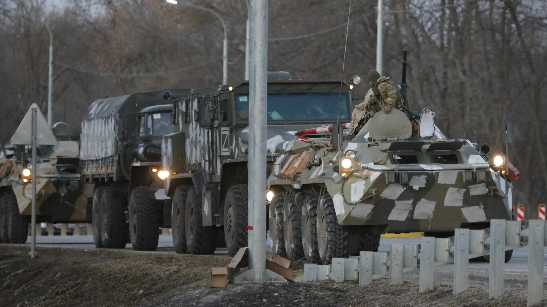 Ютуб военные новости. Военная техника. Колонна техники вс РФ на Украине. Колонна Российской техники. Российская Военная техника.