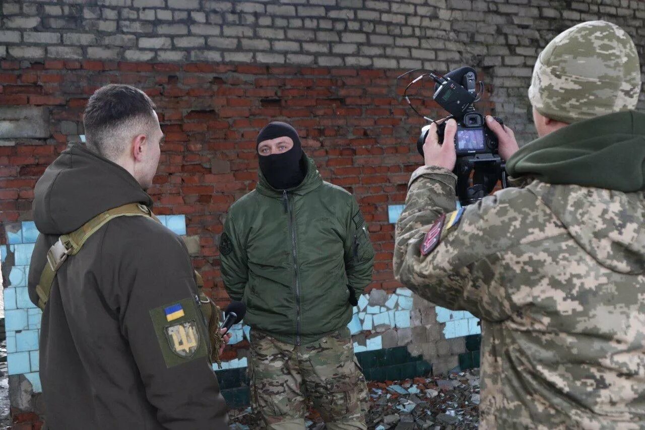 Военный журналист. Украинские военные. Военные корреспонденты на Украине.
