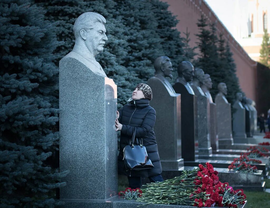 Список у кремлевской стены. Некрополь у кремлёвской стены. Некрополь у кремлёвской стены Сталин. Могилы в кремлевской стена Москва. Братская могила в Кремле.