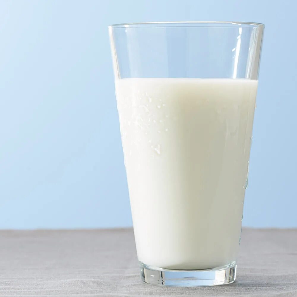Стакан молока. Молоко в стакане. Белое молоко. Молочко в стакане. Milk and water