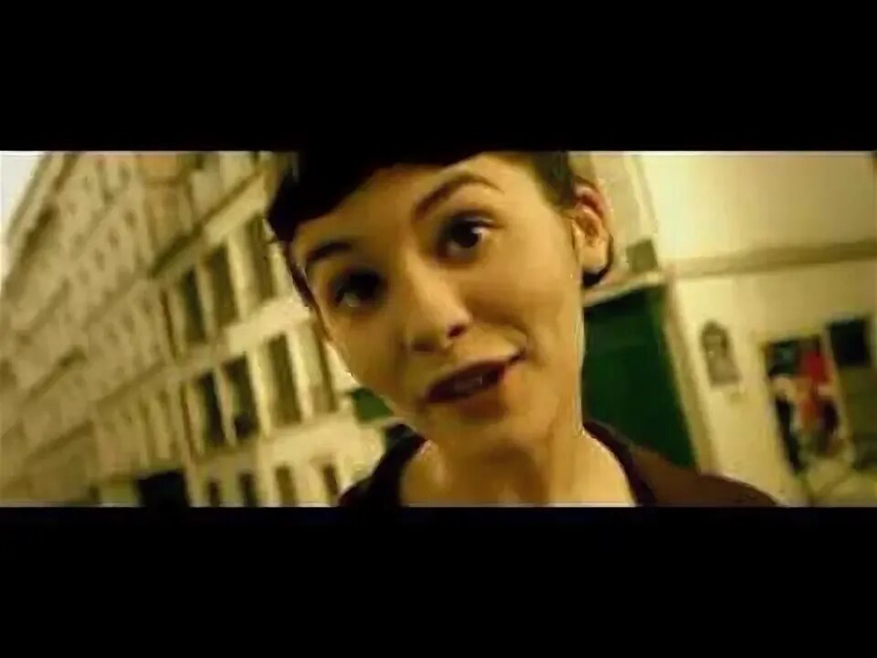 Амели субтитры. Амели с ложкой. Амели субтитры. Амели субтитры. Одри тоту амели.