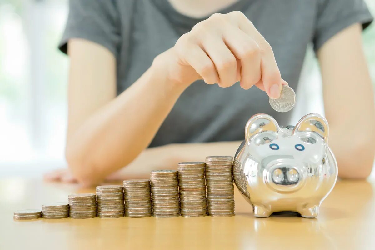 Как накопить деньги. На что можно накопить деньги девочке. Как накопить деньги за год школьнику. Экономия денег. Как накопить быстро деньги подростку.