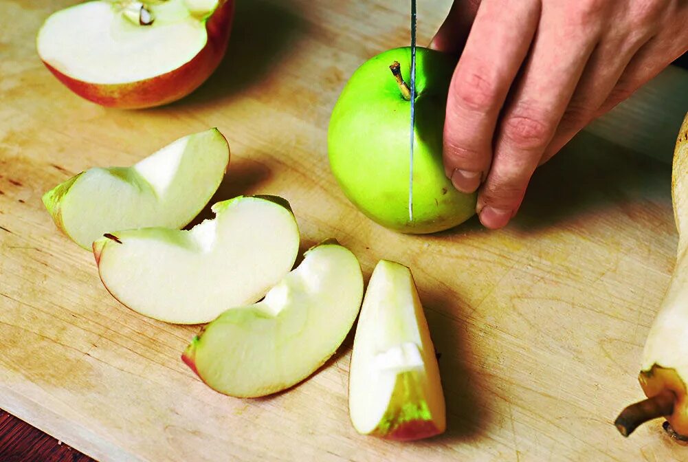 Нужно ли чистить яблоки. Яблоки нарезанные дольками. Яблоко разрезанное на дольки. Яблоки нарезанные ломтиками. Порезать яблоки на ломтики.
