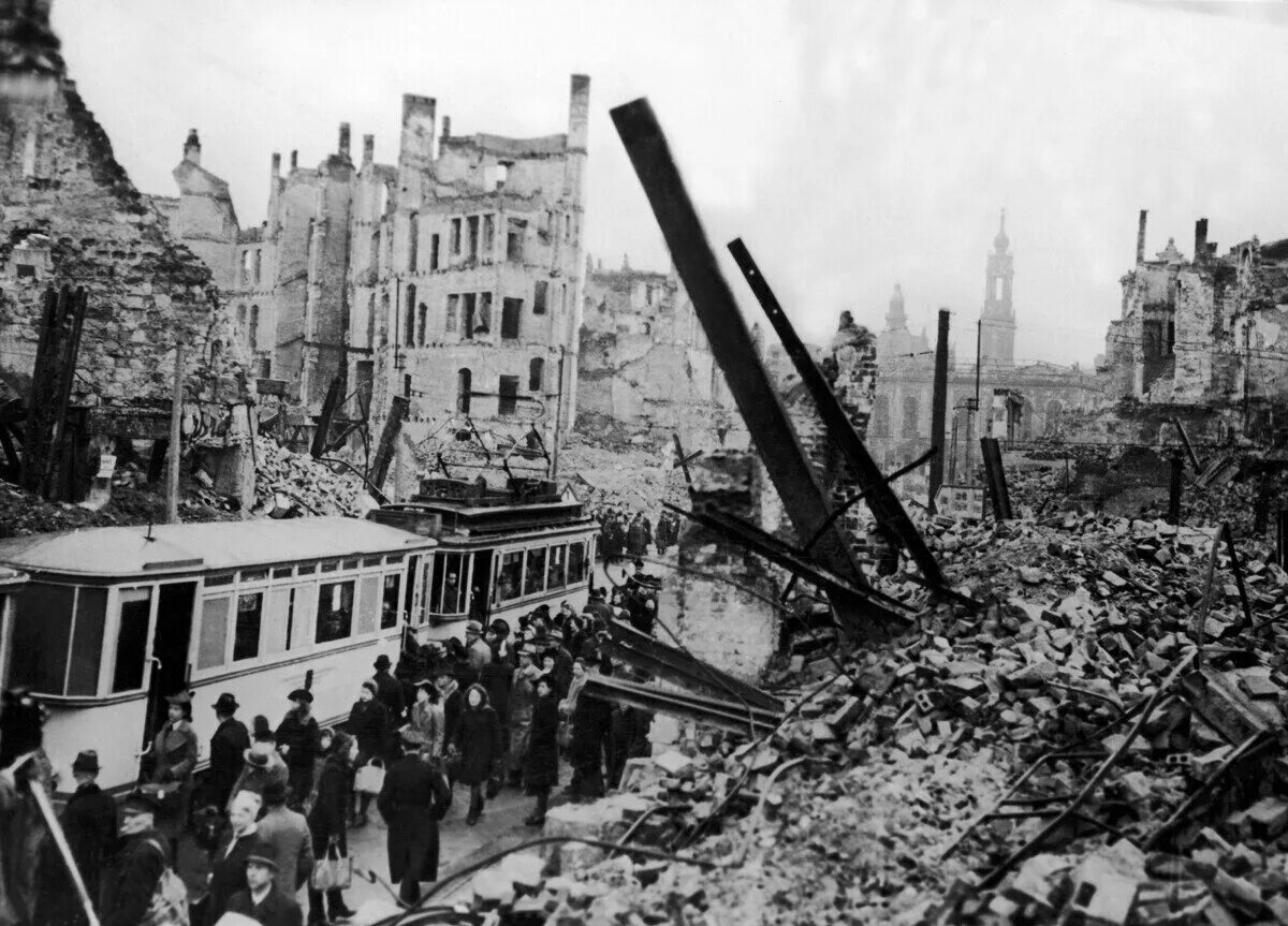 Дрезден 1945. Дрезден бомбардировка 1945. Германия после 1й мировой войны. Германия после войны. Тяжелое послевоенное время