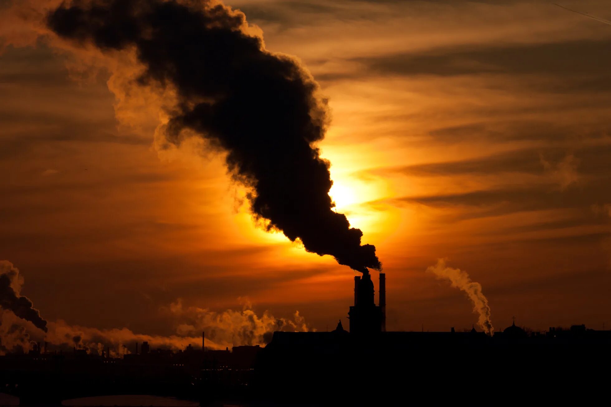 Трубы дымят. Загрязнение атмосферного воздуха. Трубы с дымом. Завод загрязнения атмосферы нижний новгород. Дым трубой стоит.